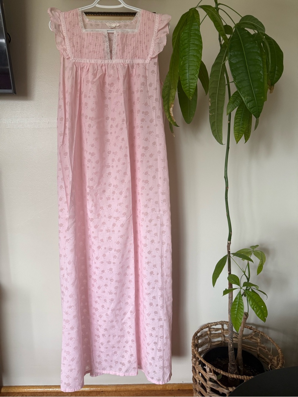 VINTAGE Eaton Vanity Fair Light Pink Sleeveless Floral Eyelet Nightgown